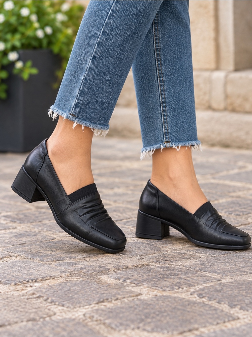 CLARKS Women’s Black Slip-On Low Heel Leather Loafers Sz 7.5 Classic Quality